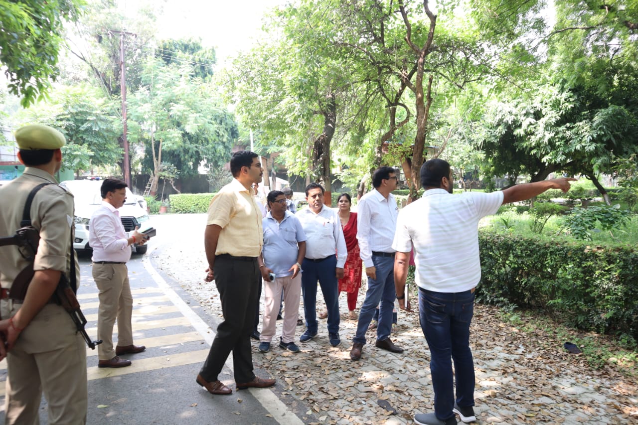District Magistrate inspected the beautification, development and renovation works of Company Bagh under Smart City