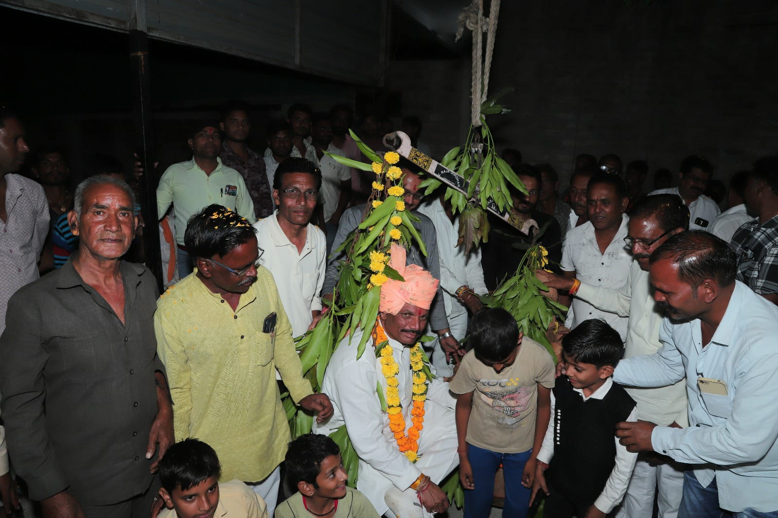 Independent candidate Kuldeep Singh Bundela is getting love from villagers in public relations from Dhar