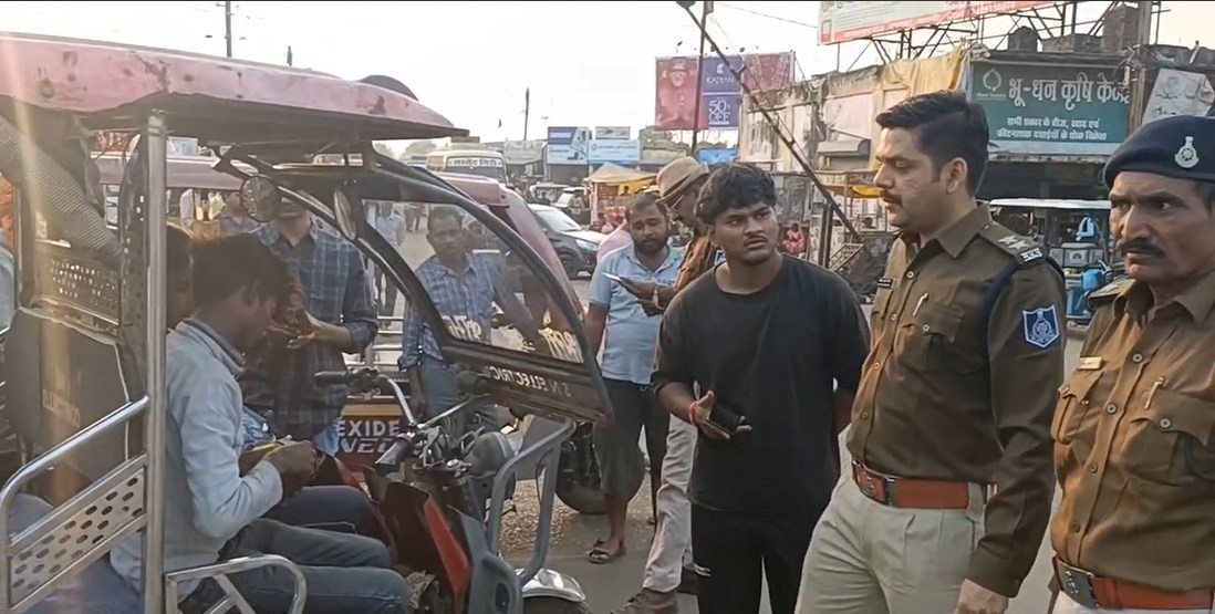 Bus stand chowki in-charge checked autos and e-rickshaws