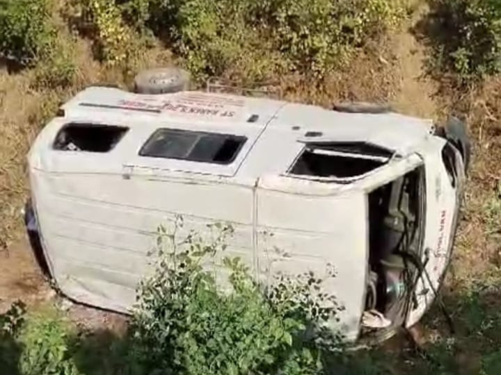 School van overturned in canal
