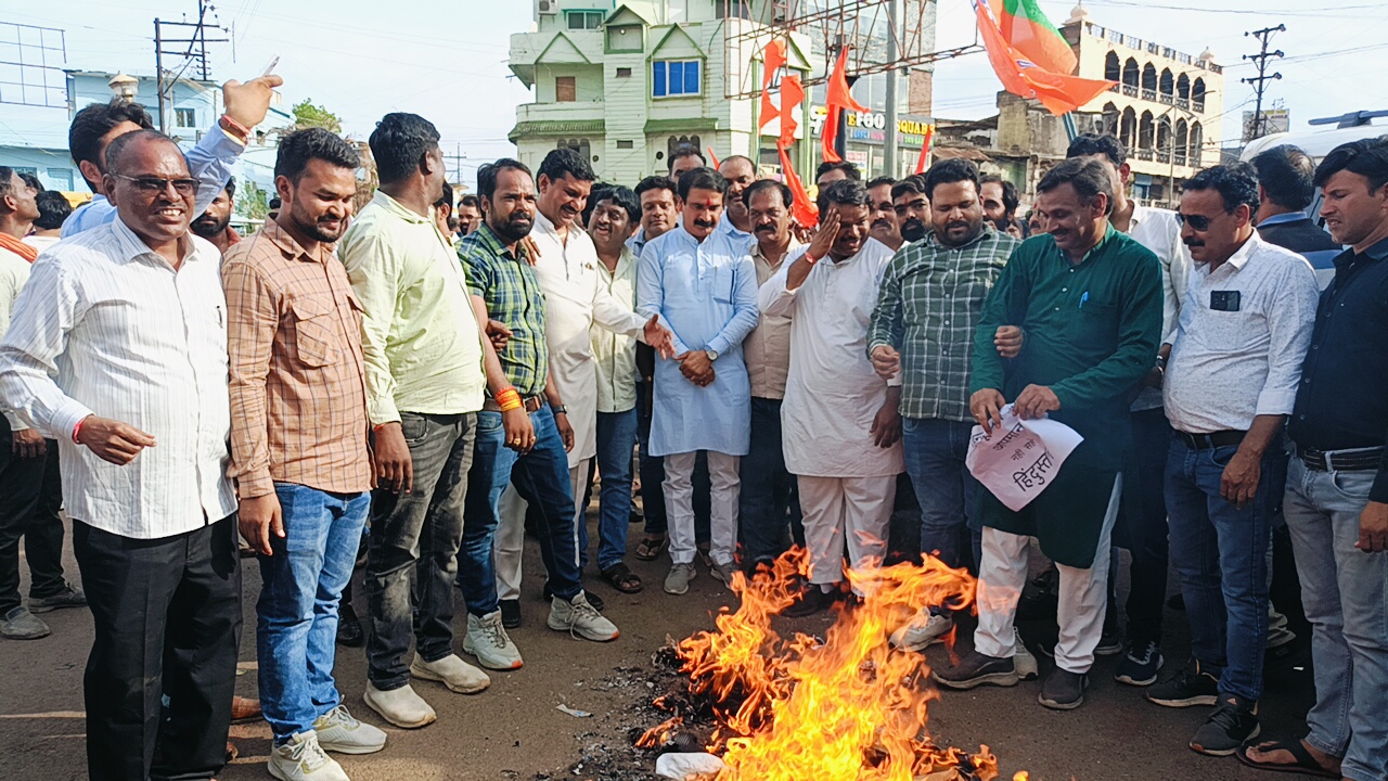 Bharatiya Janata Yuva Morcha burns effigy of Rahul Gandhi