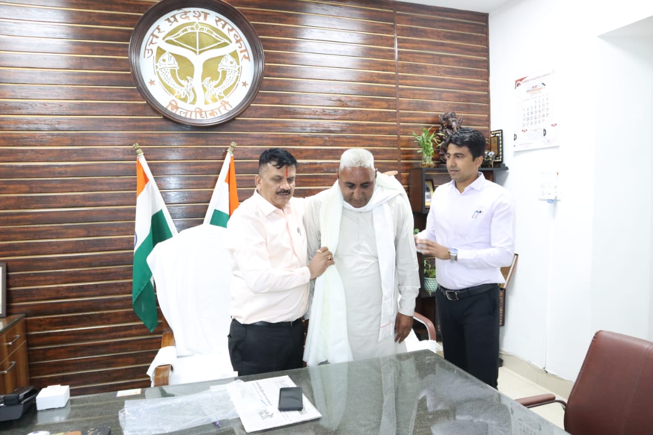 The District Magistrate honored the 100% blind disabled farmer who played an active role in mediation between the administration and the farmers in the Shamli-Ambala Highway issue