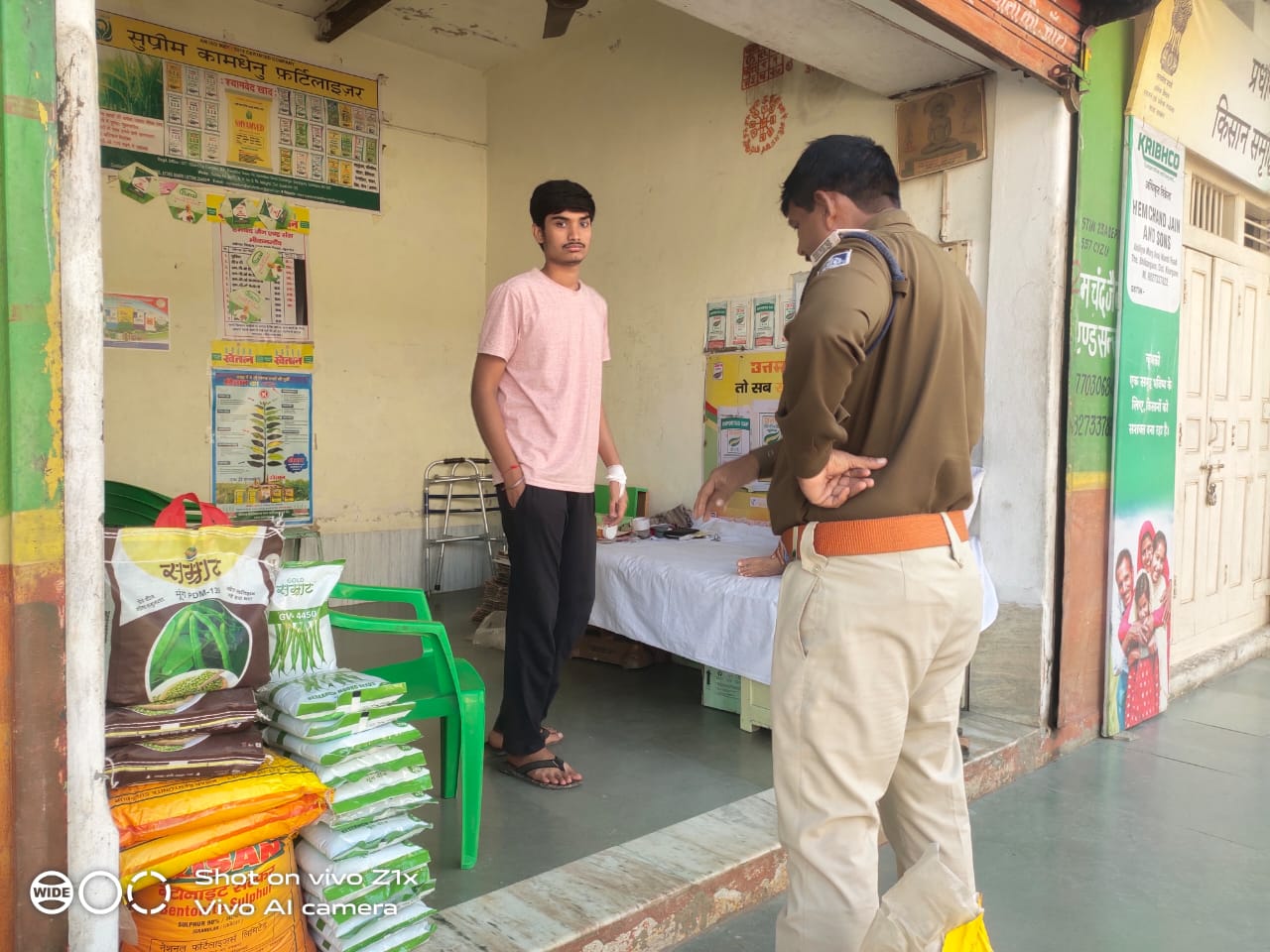Thieves stole from two shops in Bhikangaon, Khargone