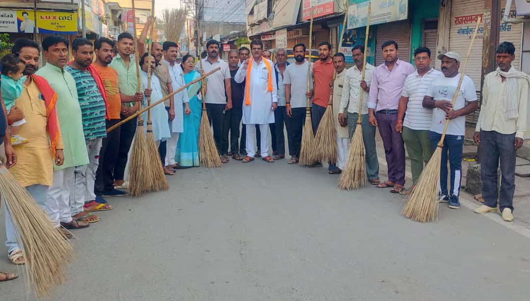 BJP workers did Shramdaan by cleaning the streets of the city