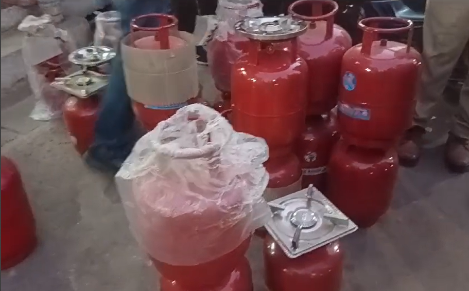 In Katni, a dead person was raided on a shop for refilling gas from domestic gas to smaller gas cylinders
