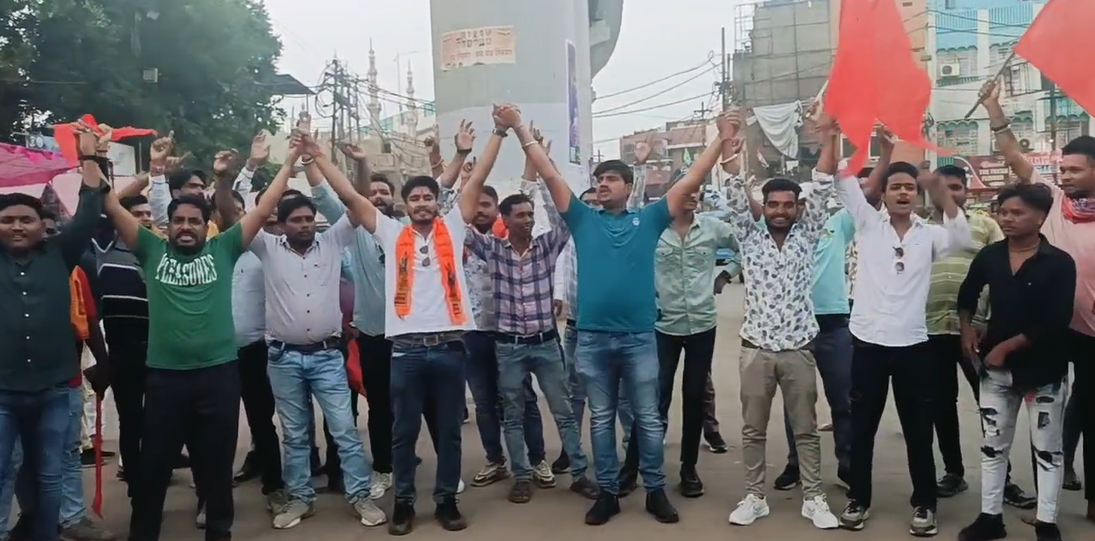 Bajrangis blocked the road in Katni