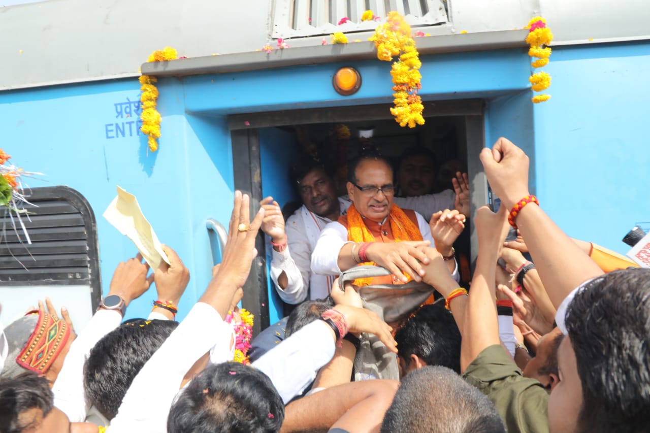 Crowd of BJP workers gathered at the railway station to welcome Union Agriculture Minister Shri Shivraj Singh Chauhan