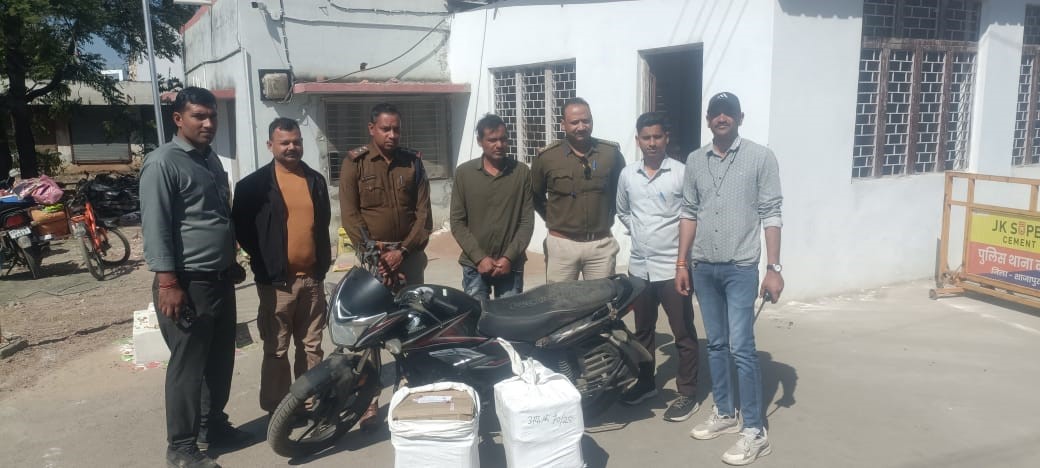 Shahjapur Kotwali Police arrested the accused in the case of illegal liquor transportation