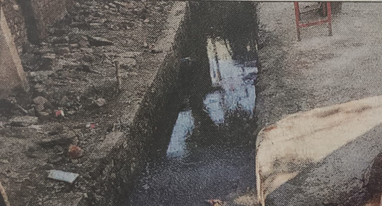 A child suddenly fell into the drain while playing