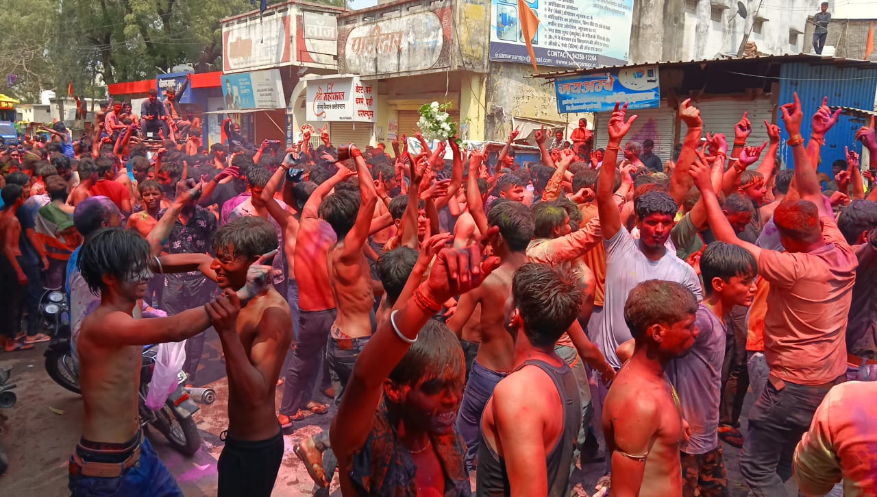 Group of porters in the morning, Phag Yatra set out in the afternoon