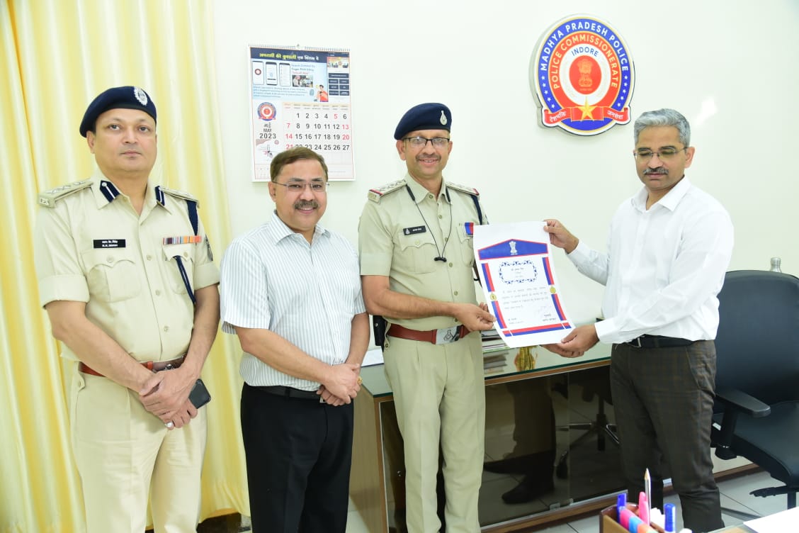 Police Commissioner Indore honored station in-charge Abhay Nema