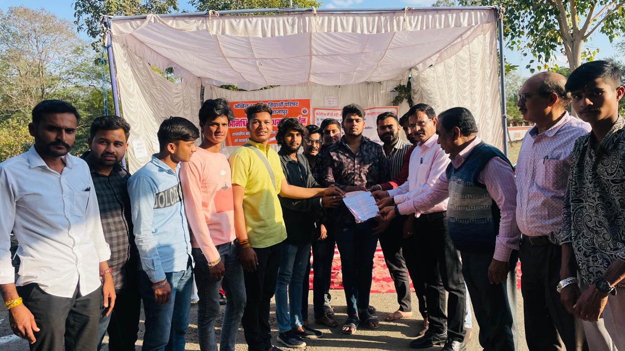 ABVP's indefinite strike ends after SDM's assurance