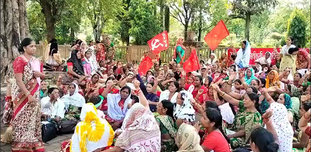 Hundreds of Anganwadi workers and assistants demonstrated in front of the collectorate gate in Katni