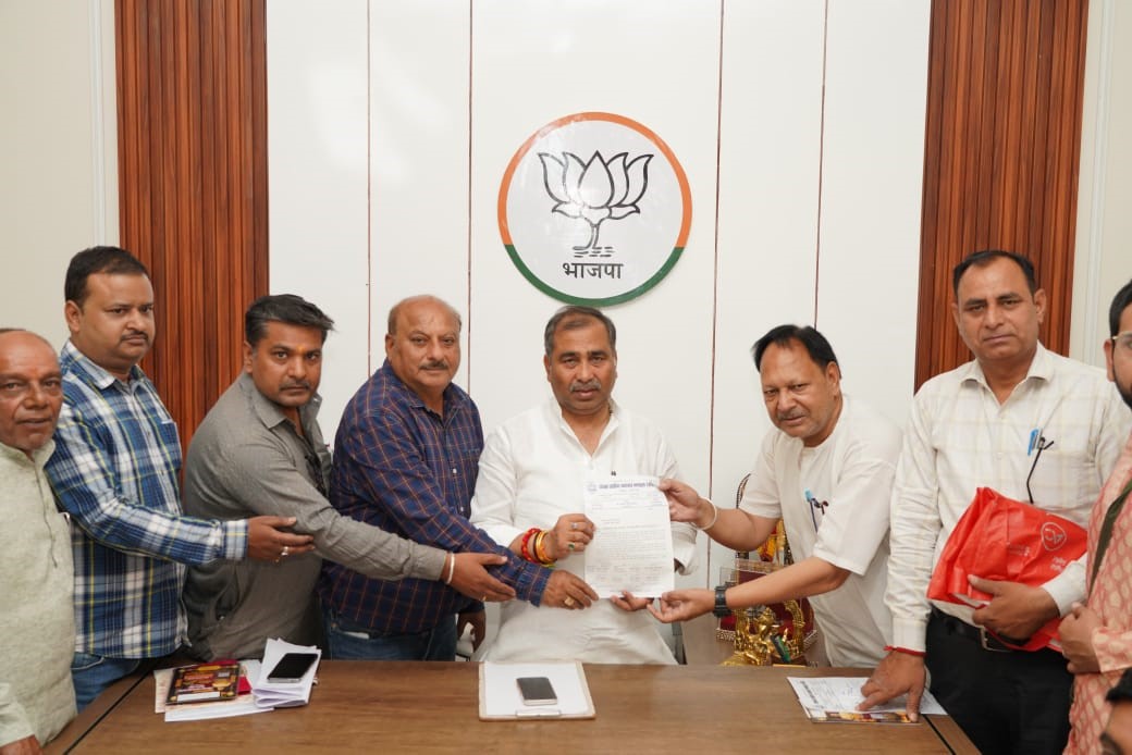 Udyog Vyapar Mandal handed over a memorandum to Minister of State Brijesh Singh