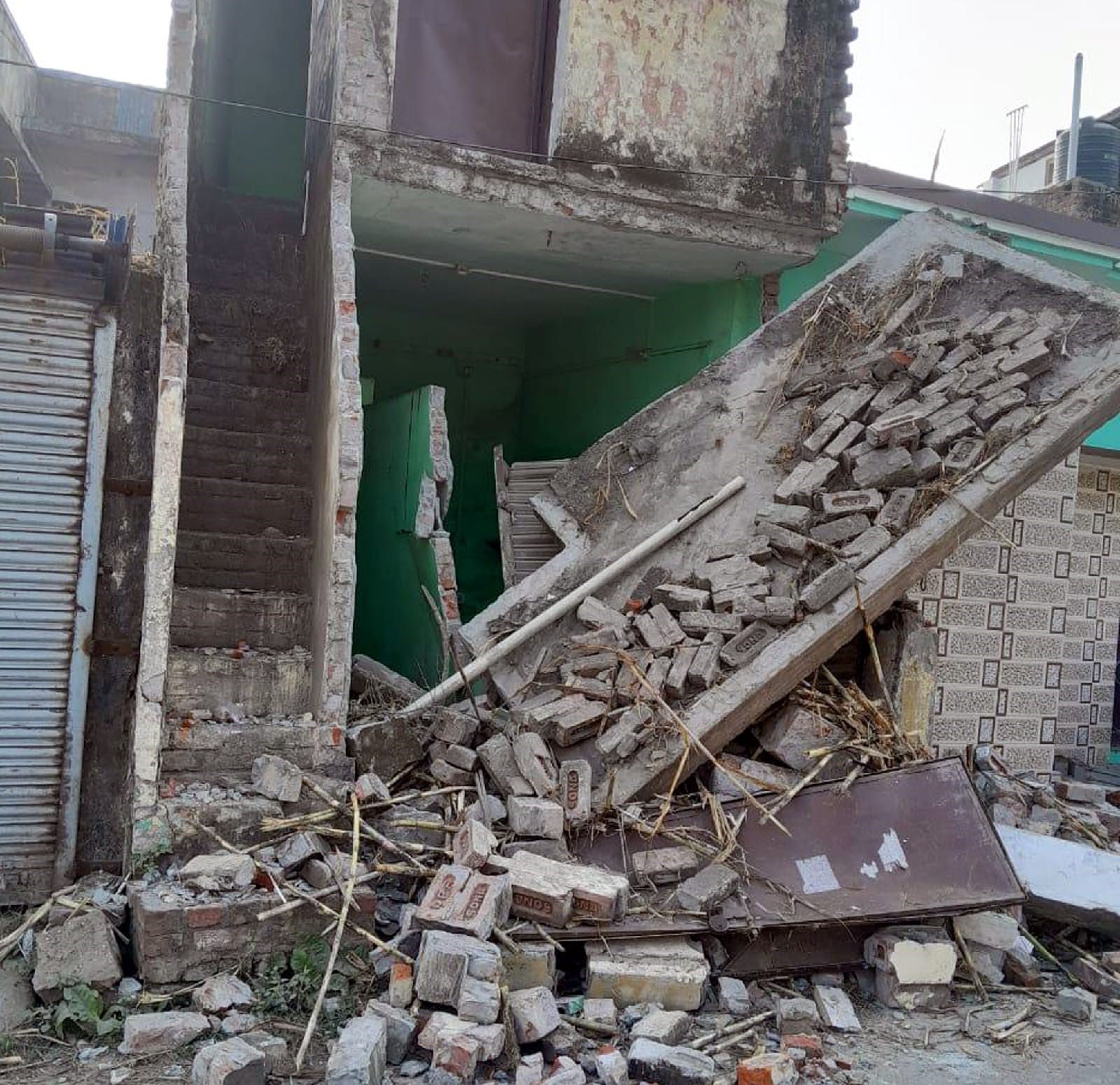 Overloaded tractor-trailer went out of control and collided with a closed house of a doctor near Shastri Chowk