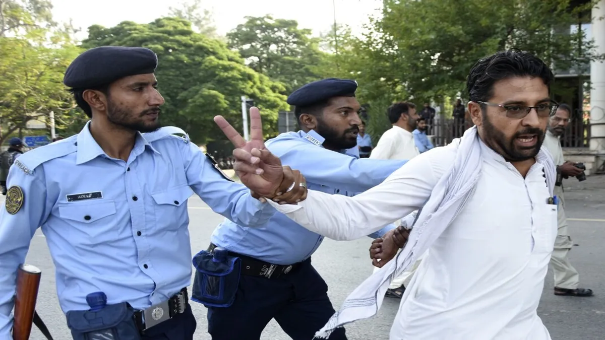 Police lathi on protesters in Pakistan