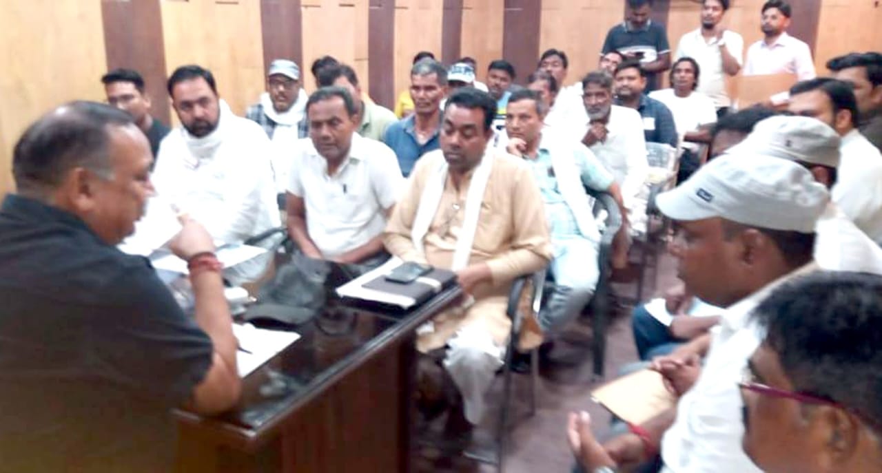 Nagar Palika's EO held a meeting with the municipal workers