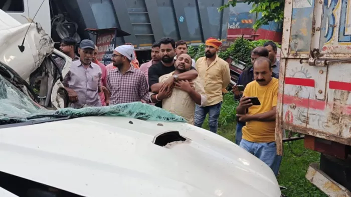 Fierce collision between truck and Scorpio on Chhapra-Siwan NH