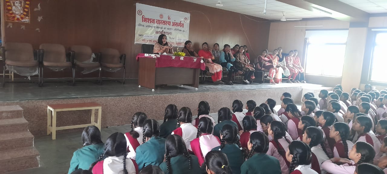 Information on good touch-bad touch was given to the girl students in Kanya Shiksha Parisar Anuppur