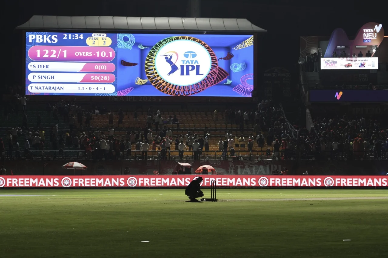 Match cancelled without result, floodlights switched off midway