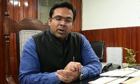 Divisional Commissioner Hrishikesh Bhaskar Yashod angry at the poor working style of Joint Director Agriculture, gave instructions to stop his salary