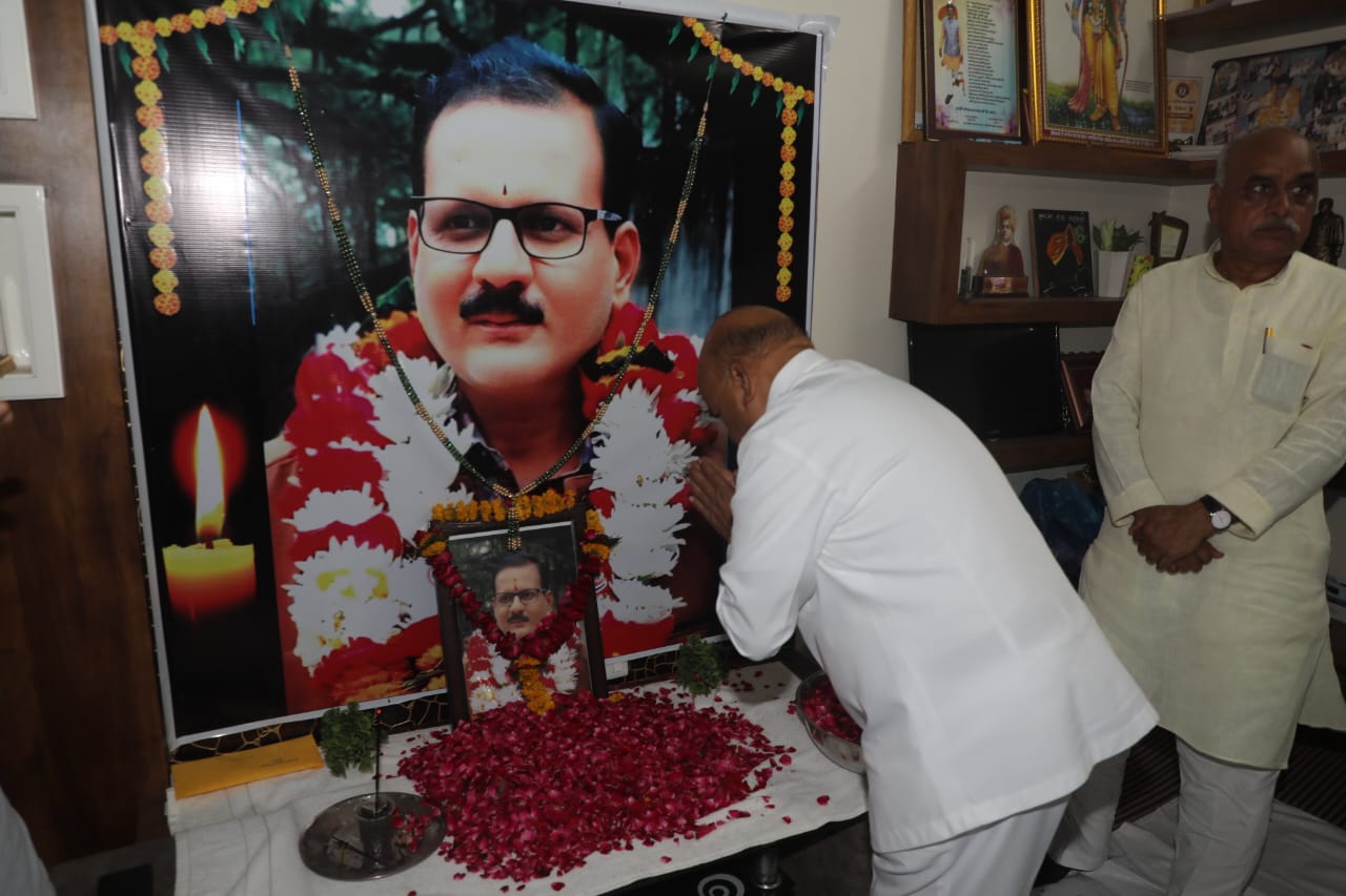 His Excellency Governor of Karnataka Shri Thawarchand Gehlot paid tribute to Shri Deepak Bhimavad