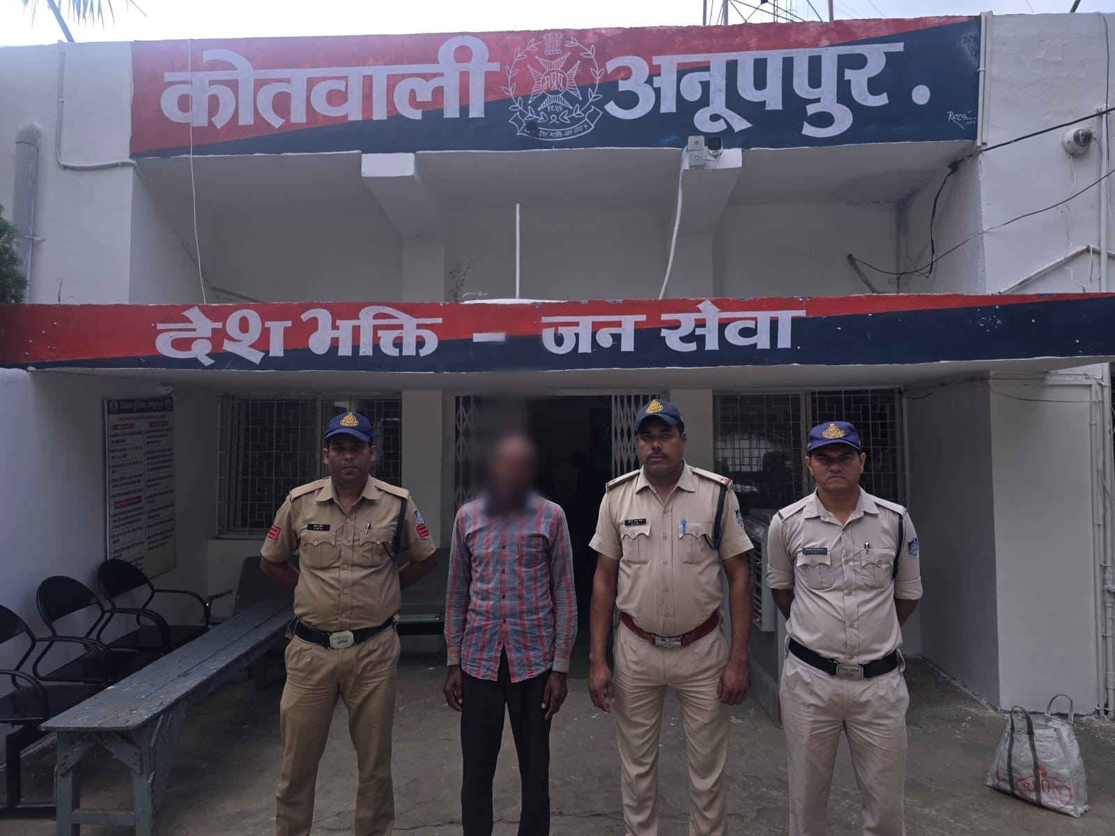 Kotwali police raided the house of the absconding accused of smuggling illegal narcotic cough syrup