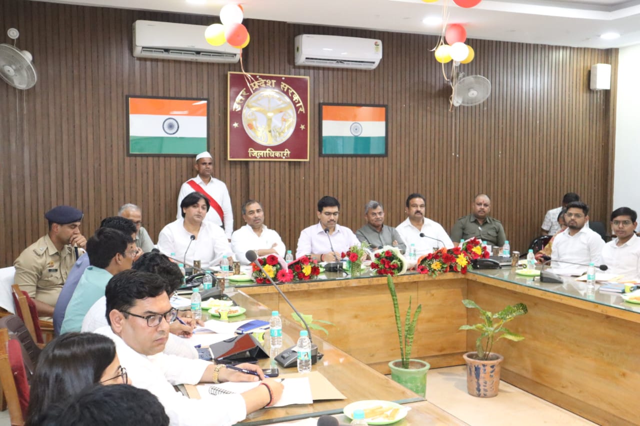 Public representatives and officials held a meeting in view of flood control