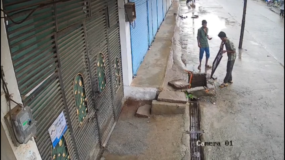 Video of theft of iron mesh of drain goes viral