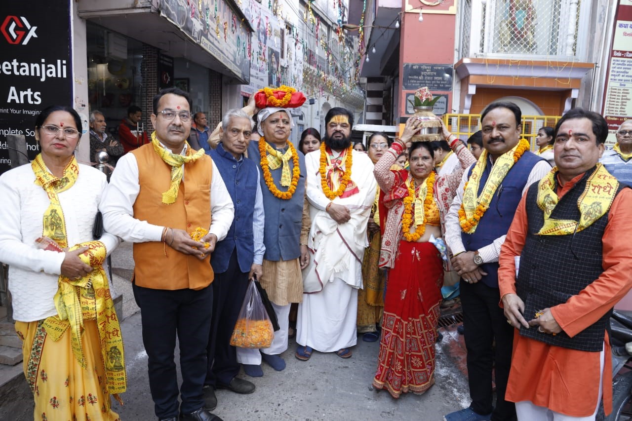 A grand Kalash Shobha Yatra was taken out after organizing Shri Ram Katha