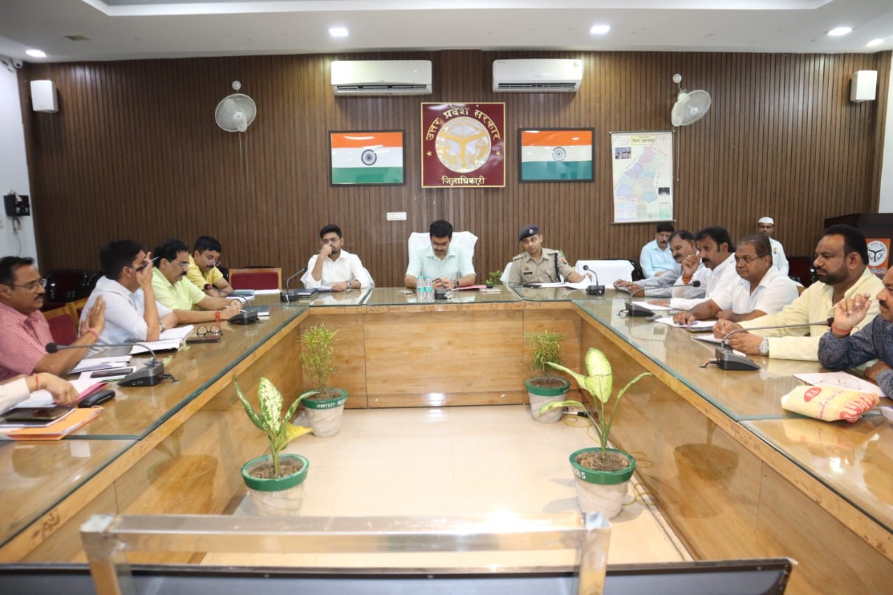 Resolve traders' problems on priority: DM Manish Bansal