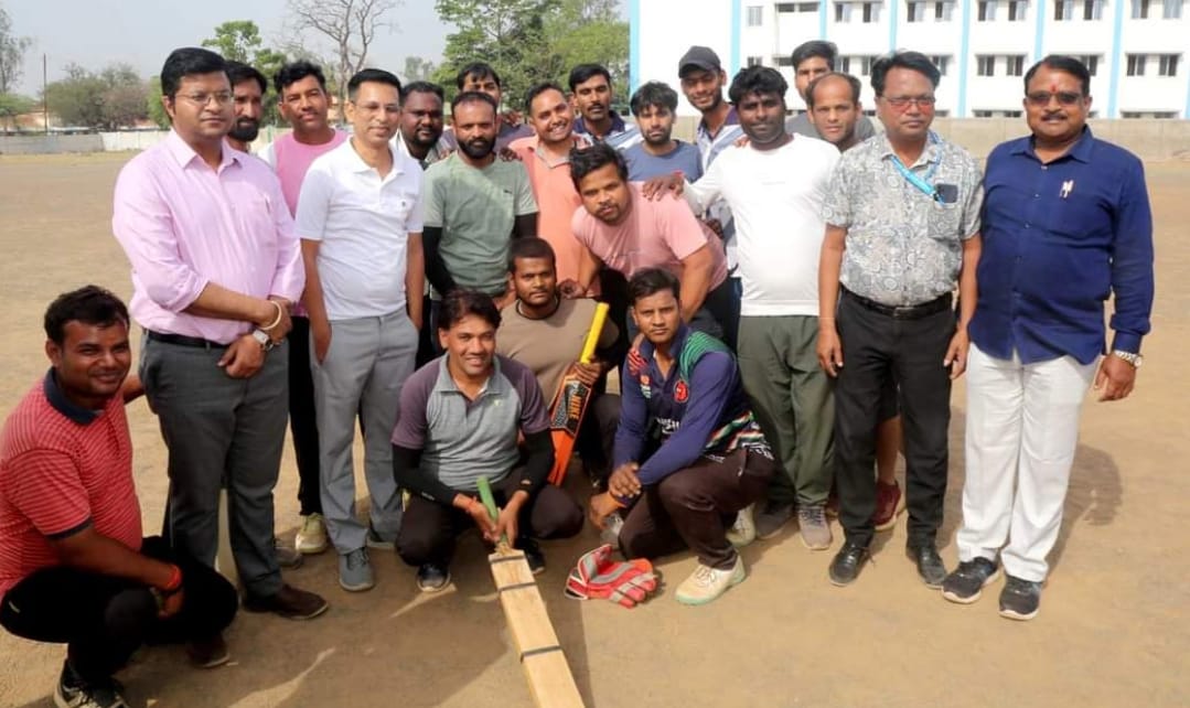 Collector and District Election Officer reached among the players in Damoh