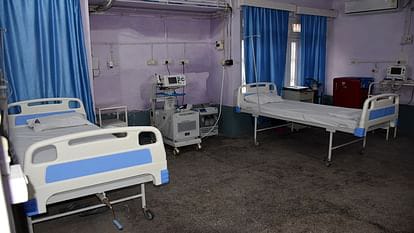 A sweeper died after falling from the roof of the District Women's Hospital