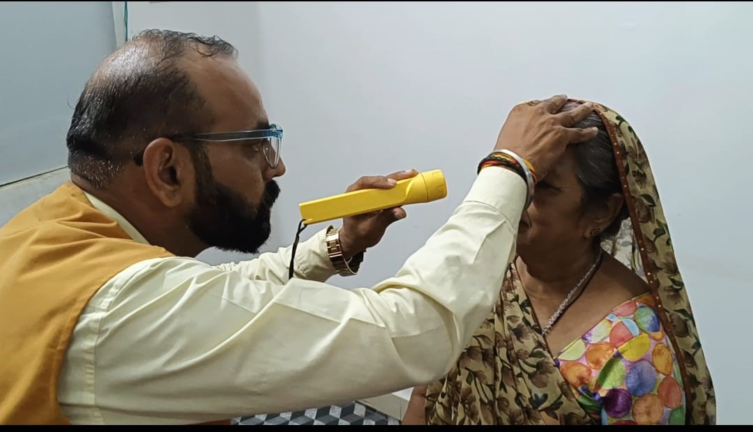 Vishwa Hindu Parishad Damoh organised a huge free eye and cataract camp at Doctor House