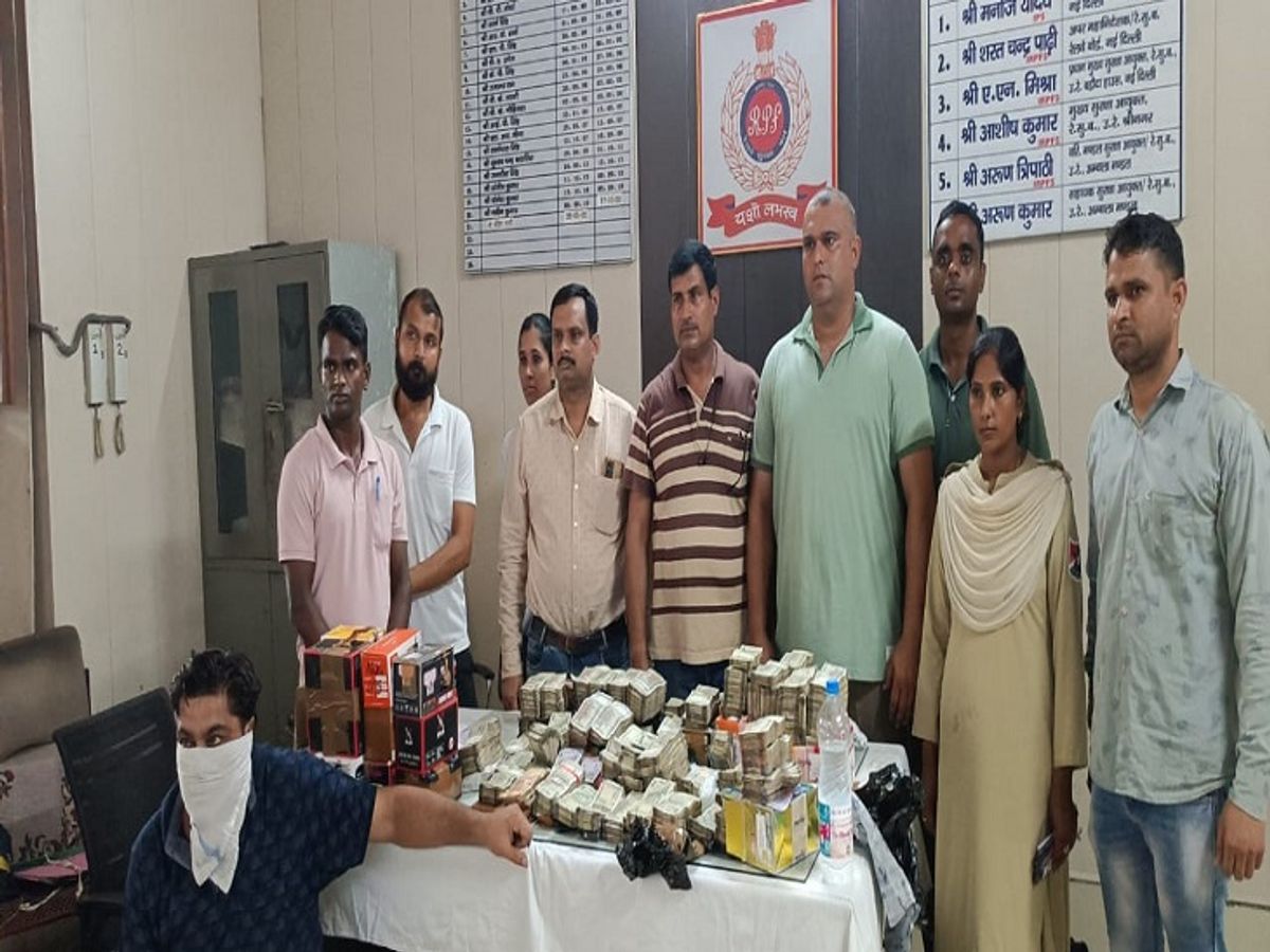 90 lakh rupees recovered from a businessman at Saharanpur railway station