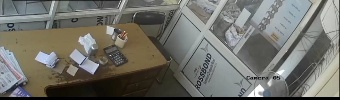 Theft of thousands of rupees in broad daylight in a cement and rebar shop