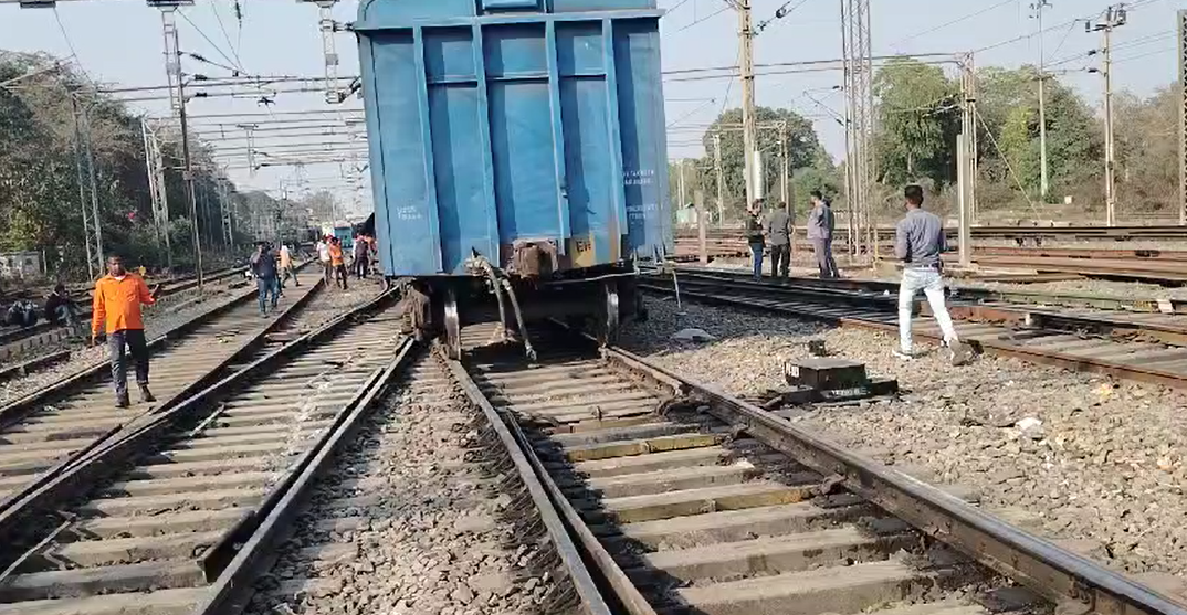 Katni Satna railway track blocked due to bogies of goods train overturning