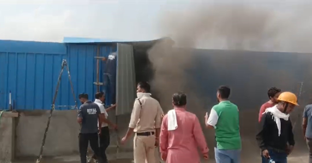 Fire broke out in an electronic shop in Bargawa, Katni due to short circuit