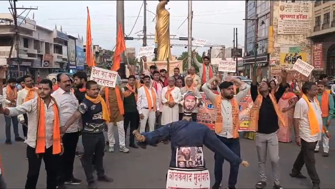 Bajrang Dal protested against the attack on pilgrims in Satna