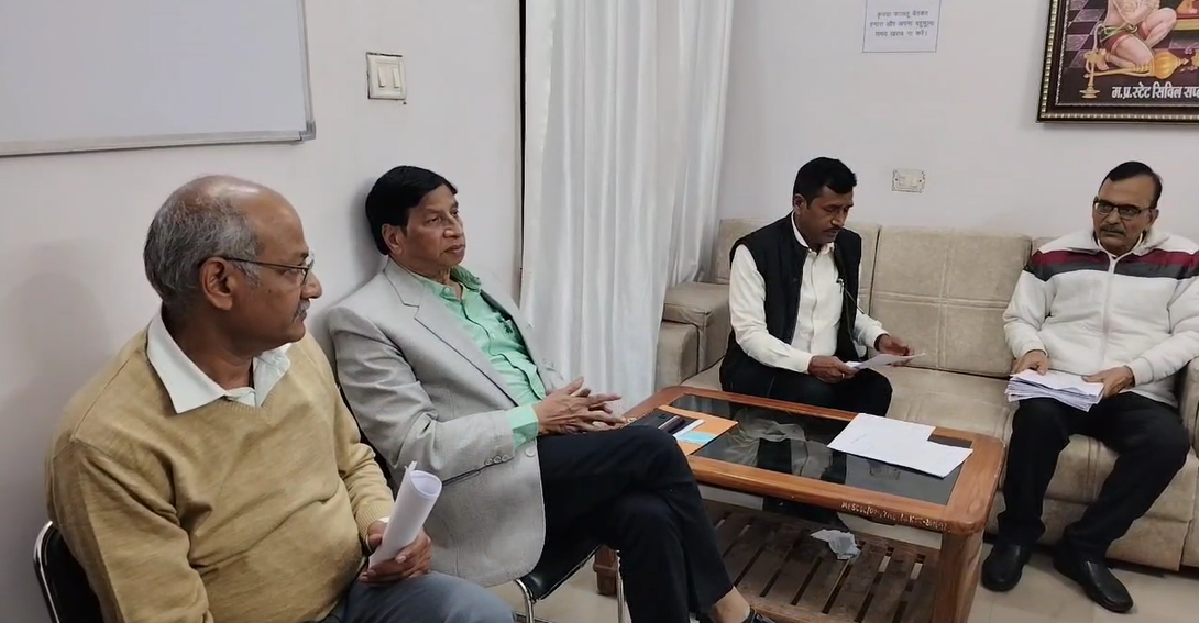 Bhopal team reached the Civil Supplies Corporation office in Katni to investigate the complaints