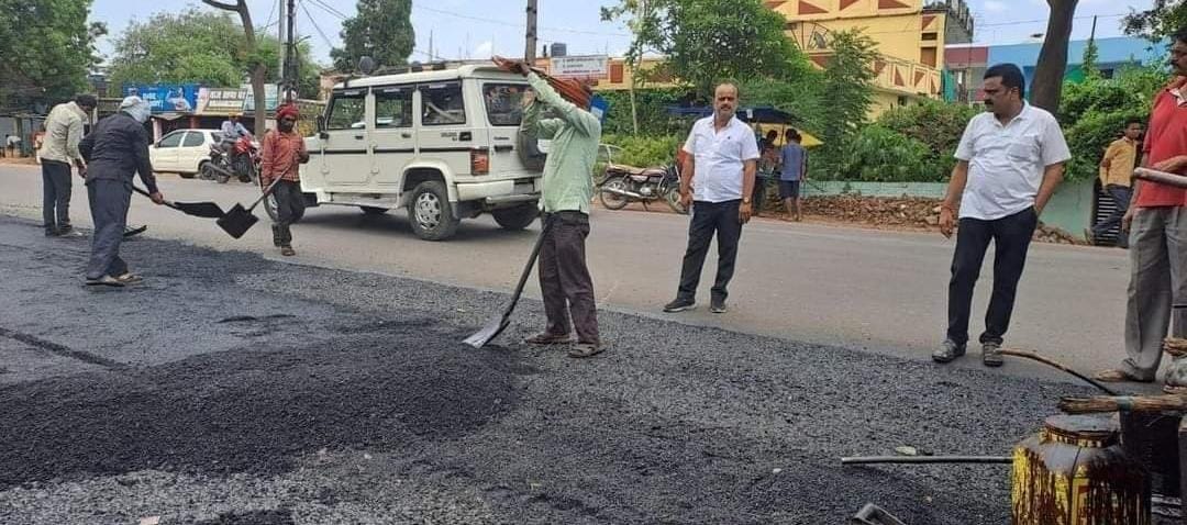 Jarha road widening work done by municipality from bus stand to Mahoba road