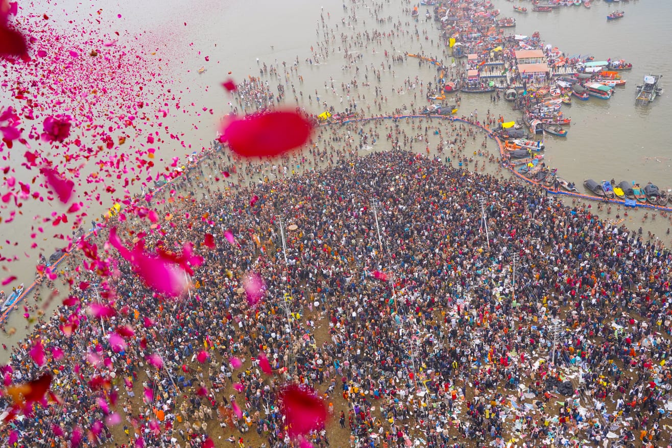 On Makar Sankranti, a huge crowd of devotees gathered in Maha Kumbh