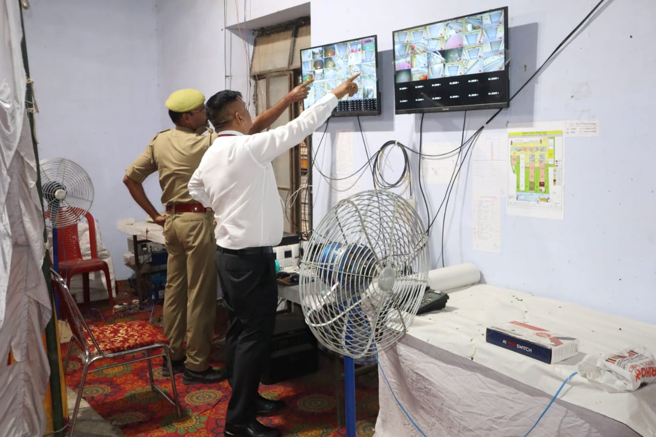 Saharanpur DM reached Central Warehouse, checked EVM security