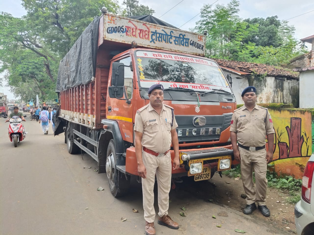 Kotwali police seized a truck full of illegal junk