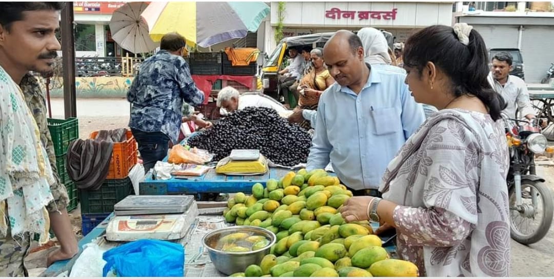 Surprise inspection of retail fruit shops of Damoh city