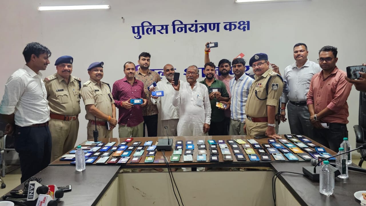 Shajapur Cyber ​​Cell found 105 lost smart phones