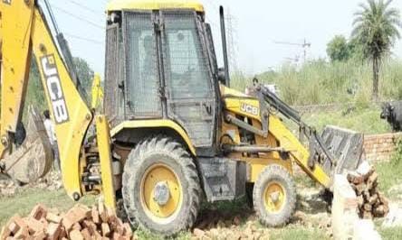 In Saharanpur, the Vikas Pradhikaran team sealed four illegal construction works.