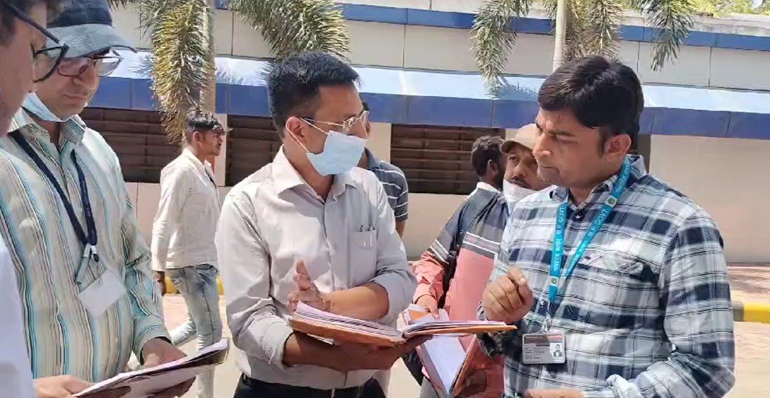 Collector Sudhir Kumar Kochhar took surprise inspection of the district hospital