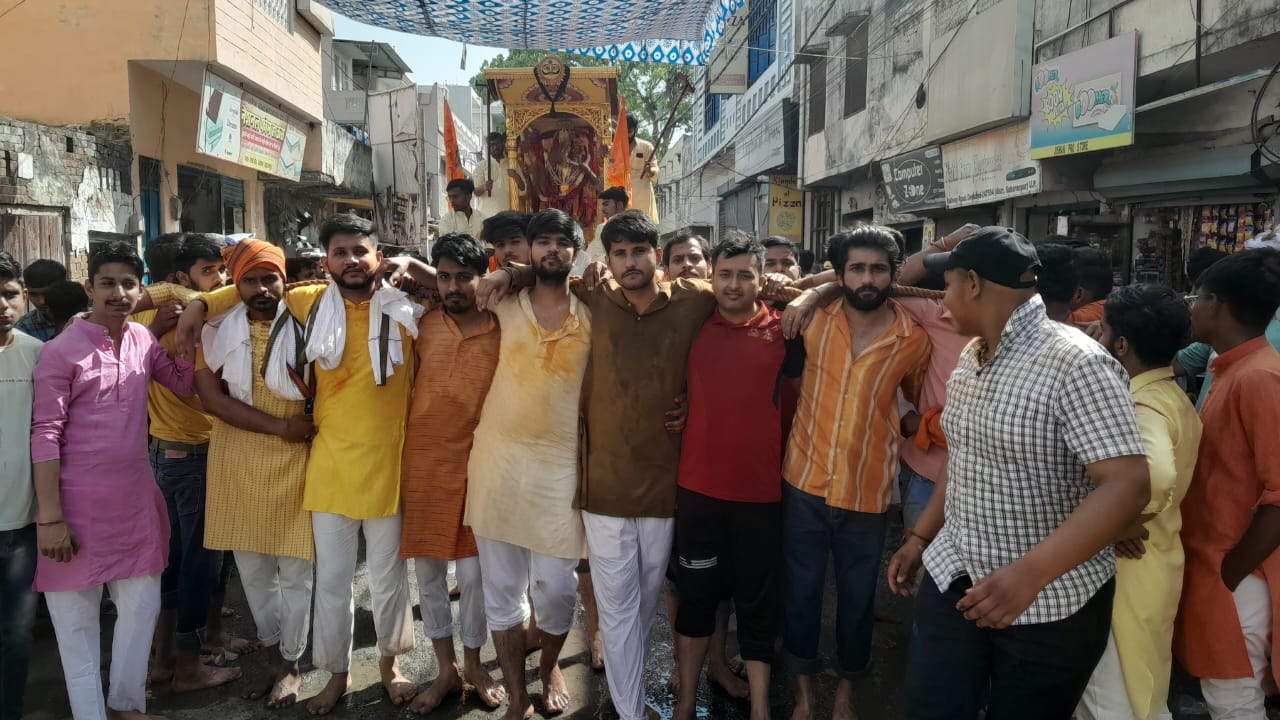 A huge and grand procession was taken out on the occasion of Shri Balaji's birth anniversary in Deoband, Saharanpur