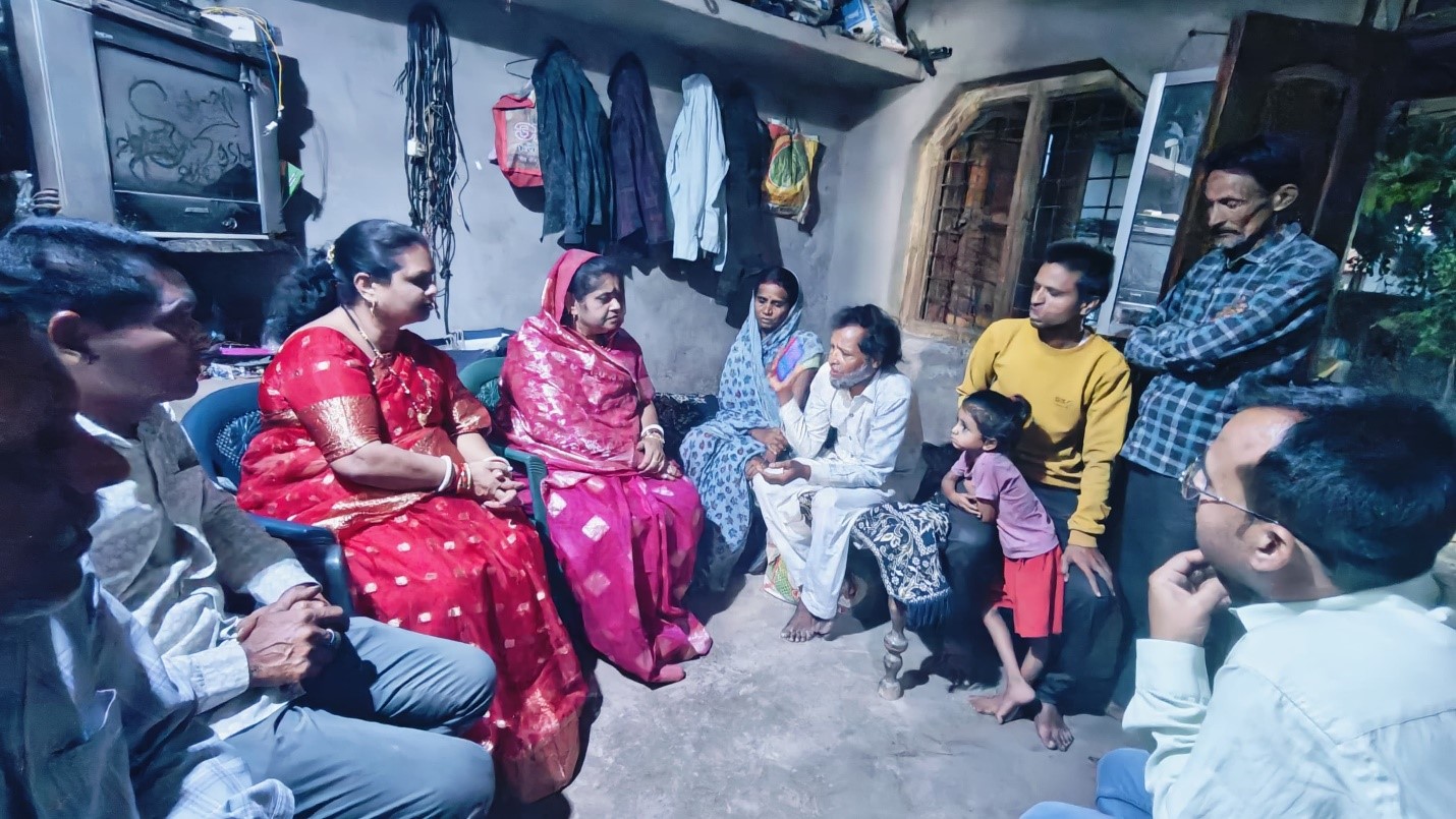 MLA Anubha Munjare reached Aulyakanhar and consoled the family of Sagar Brahme